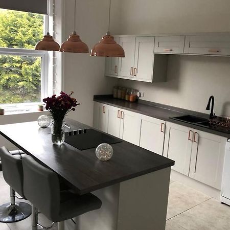 Stunning Bebington Maisonette - Large Private Drive And Entrance, Good Transport Links מראה חיצוני תמונה