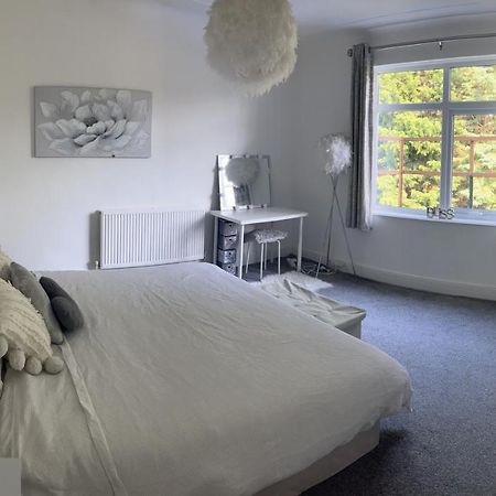 Stunning Bebington Maisonette - Large Private Drive And Entrance, Good Transport Links מראה חיצוני תמונה