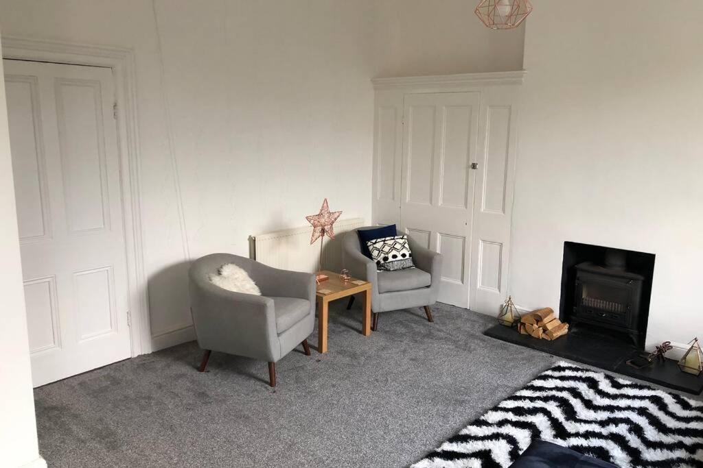 Stunning Bebington Maisonette - Large Private Drive And Entrance, Good Transport Links מראה חיצוני תמונה