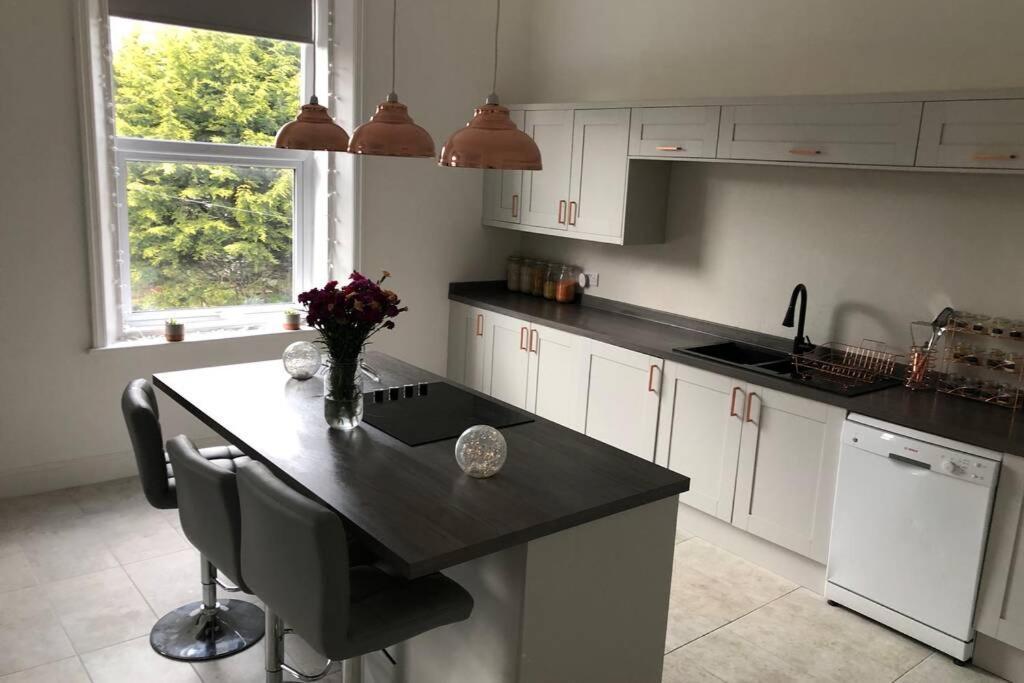 Stunning Bebington Maisonette - Large Private Drive And Entrance, Good Transport Links מראה חיצוני תמונה