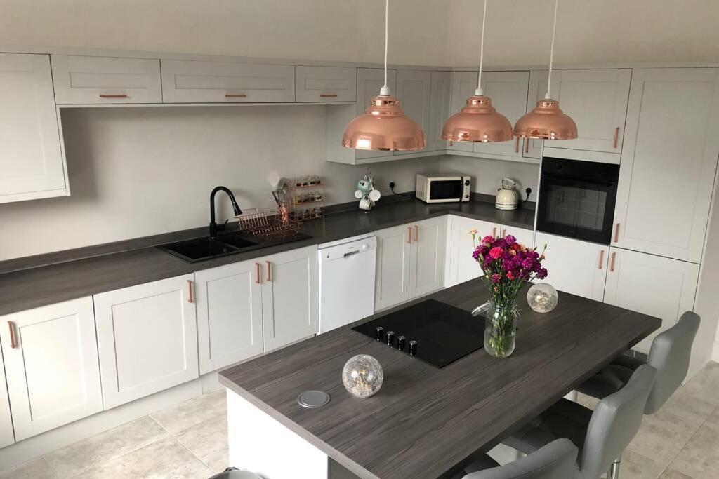 Stunning Bebington Maisonette - Large Private Drive And Entrance, Good Transport Links מראה חיצוני תמונה