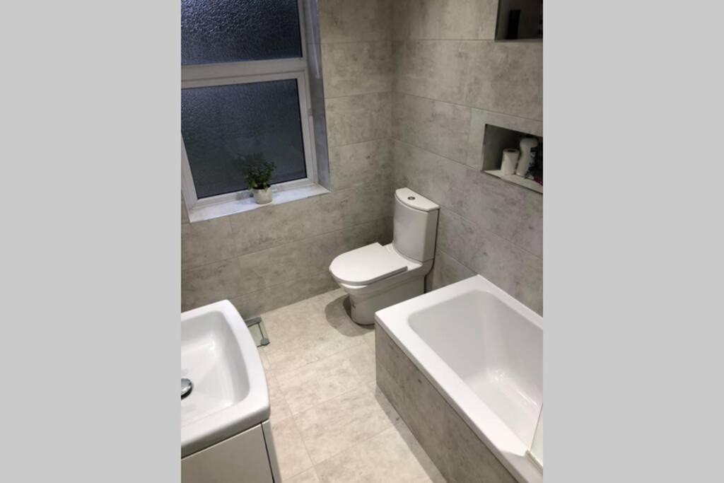 Stunning Bebington Maisonette - Large Private Drive And Entrance, Good Transport Links מראה חיצוני תמונה