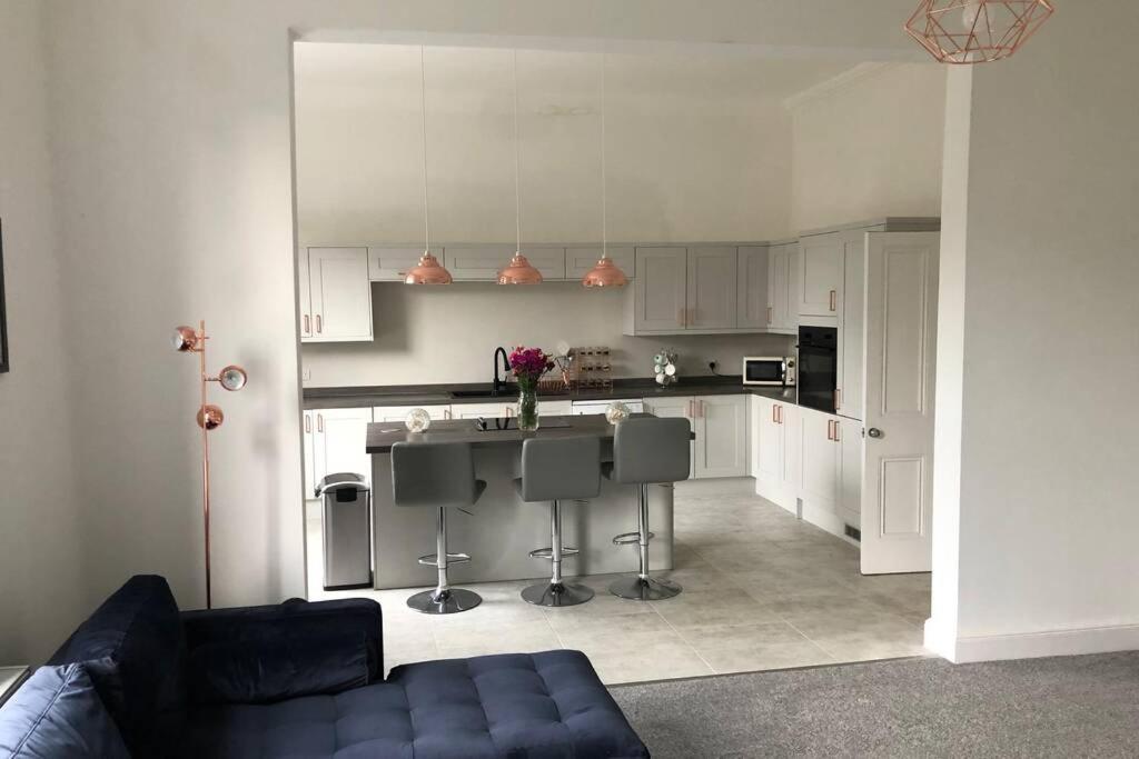 Stunning Bebington Maisonette - Large Private Drive And Entrance, Good Transport Links מראה חיצוני תמונה