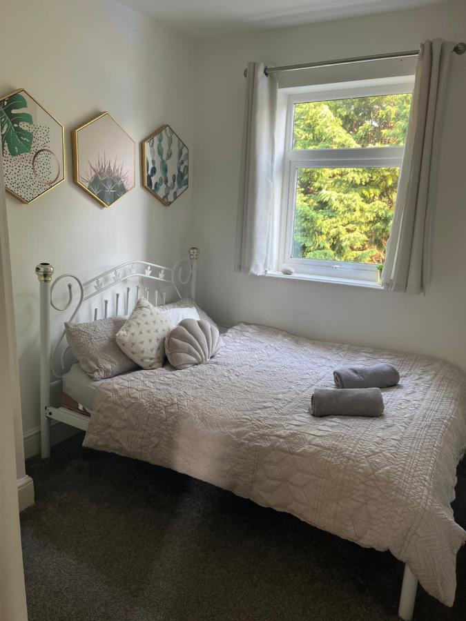Stunning Bebington Maisonette - Large Private Drive And Entrance, Good Transport Links מראה חיצוני תמונה