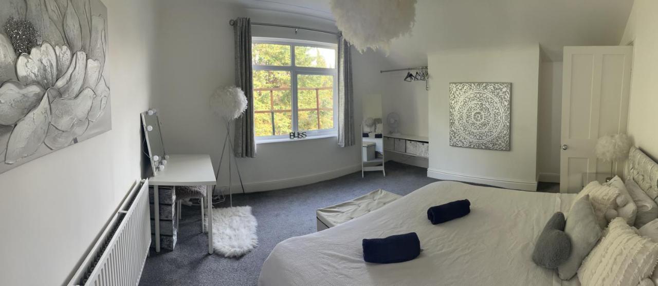 Stunning Bebington Maisonette - Large Private Drive And Entrance, Good Transport Links מראה חיצוני תמונה