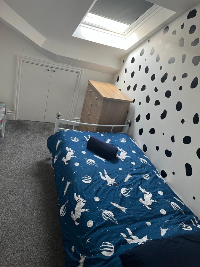 Stunning Bebington Maisonette - Large Private Drive And Entrance, Good Transport Links מראה חיצוני תמונה