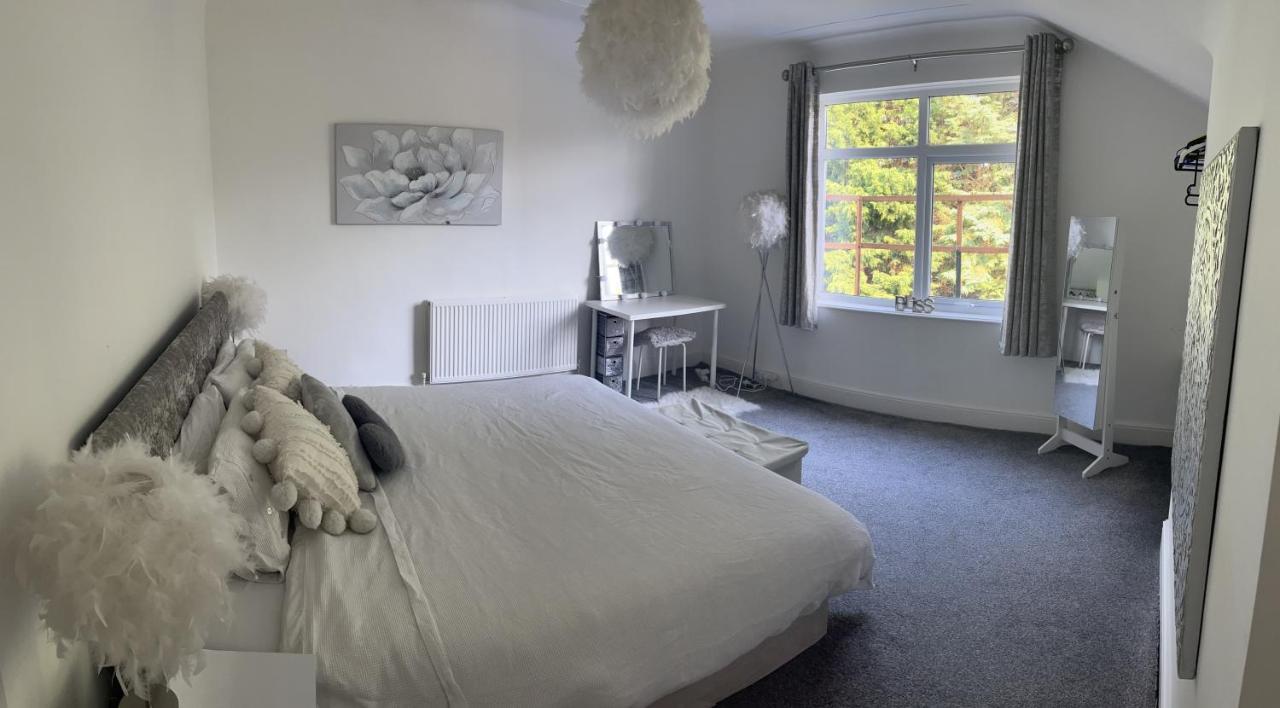 Stunning Bebington Maisonette - Large Private Drive And Entrance, Good Transport Links מראה חיצוני תמונה